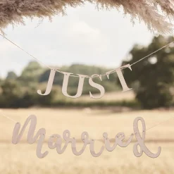 Store Ginger Ray Just Married Wooden Garland