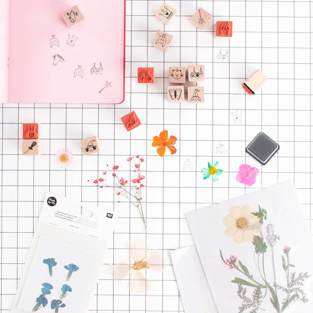 Clearance Rico Design Pressed Dried Flowers: White And Purple Mix